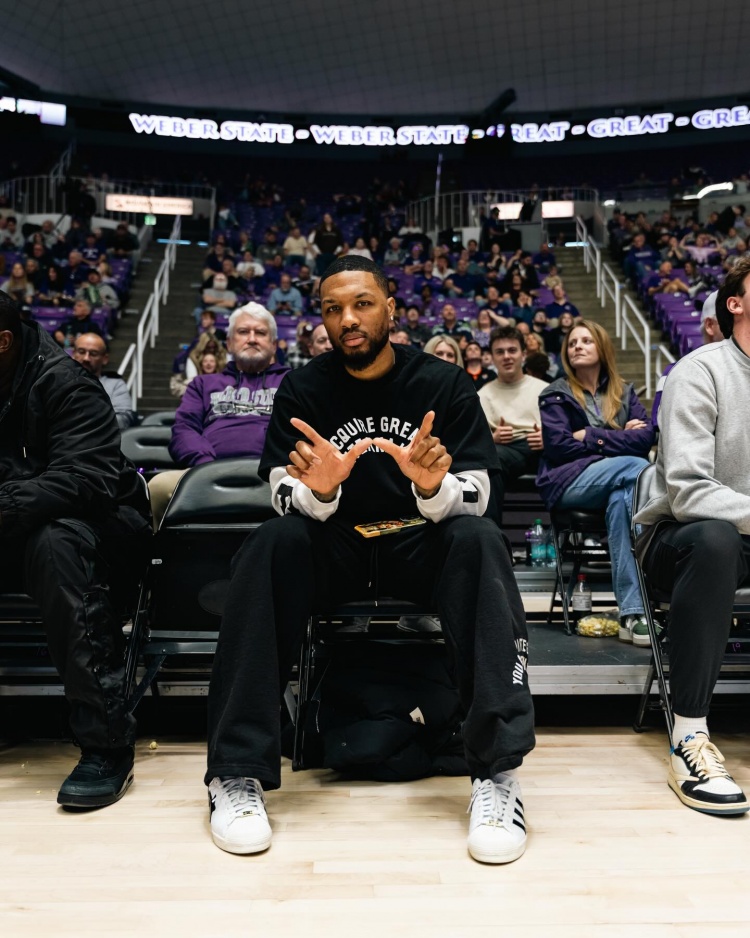 开云电竞官网-利经理来视察了！利拉德回母校韦伯州立大学看球！